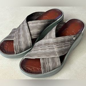 Bzees Womens Size 8.5M Desire Beige Stretchy Criss-Cross Comfort Wedge Sandals